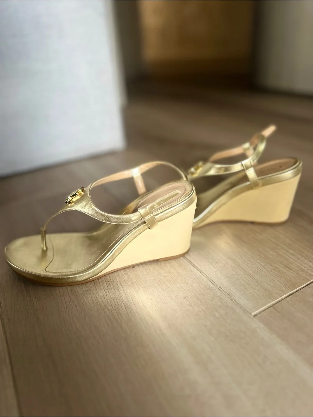 Lauren Ralph Lauren Gold Wedge Sandals Jeannie Size 7.5B T Strap Thong